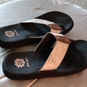 Jambu Women's Black and Cream Sandals